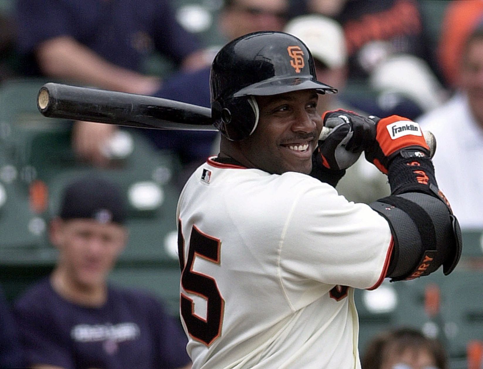 2001: Barry Bonds ties MLB record with 8th home run in 5 games